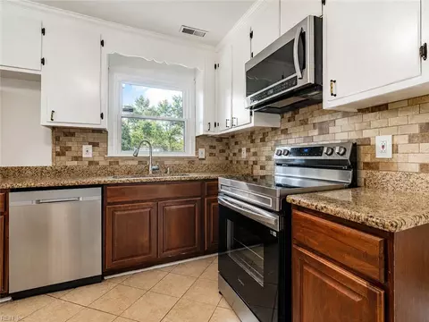 Kitchen - 33 Edgemont Dr, Hampton, VA 23666 photo 2 of 4