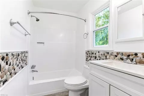 Bath - 33 Edgemont Dr, Hampton, VA 23666 photo 2 of 2