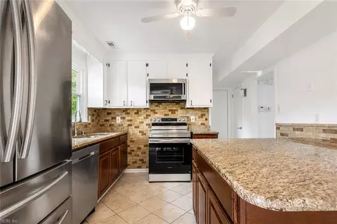 Kitchen - 33 Edgemont Dr, Hampton, VA 23666 photo 3 of 4