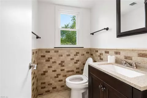 Bath - 33 Edgemont Dr, Hampton, VA 23666 photo 1 of 2