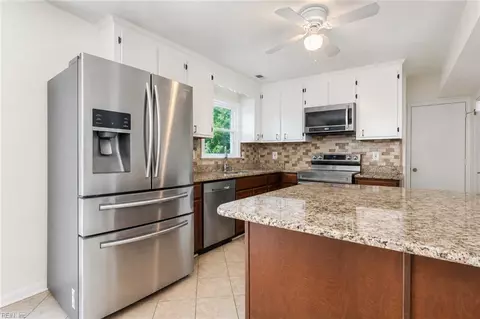Kitchen - 33 Edgemont Dr, Hampton, VA 23666 photo 4 of 4