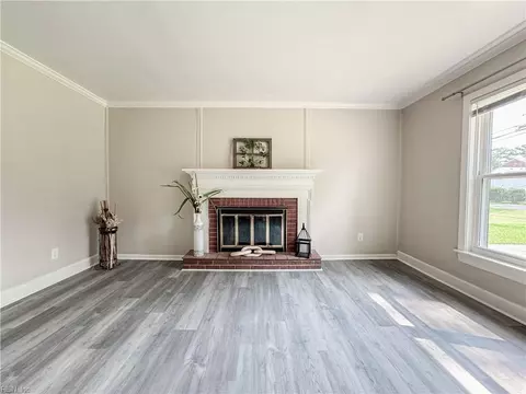 Living - 2948 Tyre Neck Rd, Chesapeake, VA 23321 photo 3 of 5