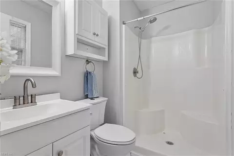Bath - 9 Westmont Dr, Hampton, VA 23666 photo 2 of 3