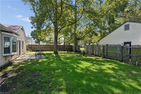 Exterior - 9 Westmont Dr, Hampton, VA 23666 photo 6 of 8