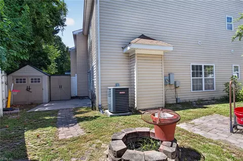 Exterior - 2000 Paramont Ave, Chesapeake, VA 23320 photo 2 of 4