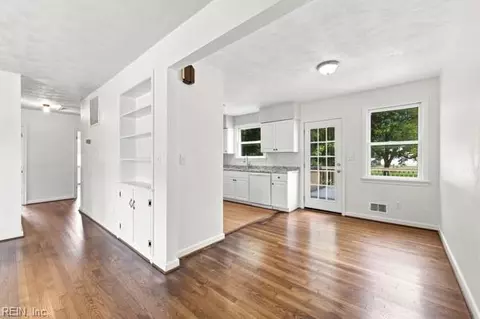 Entry Way - 5812 Beechwalk Dr, Virginia Beach, VA 23464 photo 2 of 3