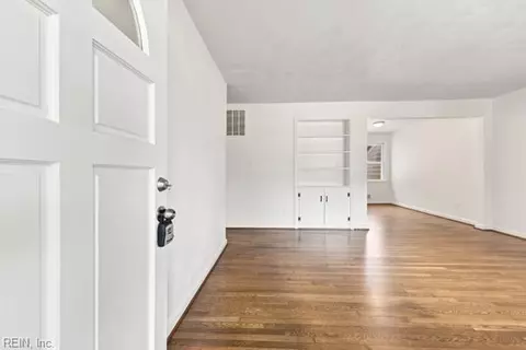 Entry Way - 5812 Beechwalk Dr, Virginia Beach, VA 23464 photo 1 of 3