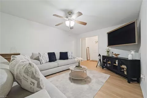 13 Darlene Ln, Newport News, VA 23608