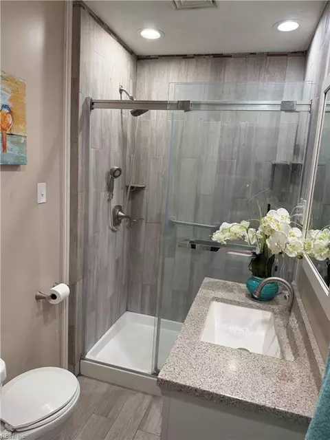 Bath - 2970 Murray Ave, Norfolk, VA 23518 photo 2 of 2