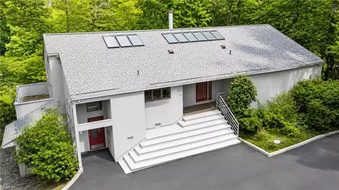 6617 Pocahontas Ln, Hayes, VA 23072