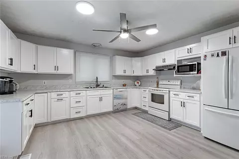 Kitchen - 17 Fields Dr, Hampton, VA 23664 photo 4 of 4