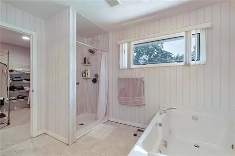 Bath - 17 Fields Dr, Hampton, VA 23664 photo 3 of 4