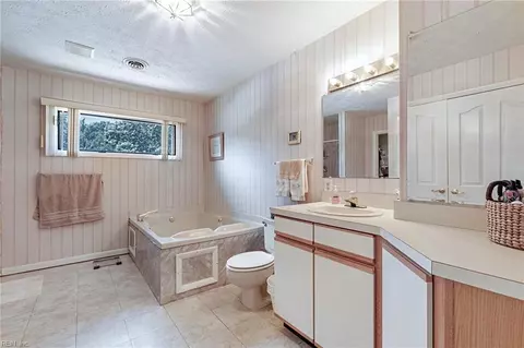 Bath - 17 Fields Dr, Hampton, VA 23664 photo 2 of 4