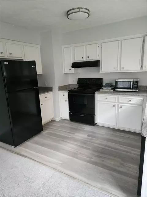 Kitchen - 40 Glascow Way, Hampton, VA 23669 photo 2 of 2