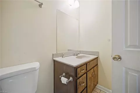 Bath - 618 Smith St, Hampton, VA 23661 photo 2 of 3