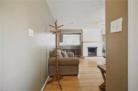Entry Way - 618 Smith St, Hampton, VA 23661 photo 2 of 5