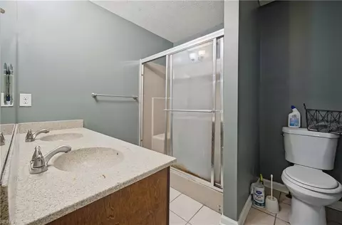 Bath - 618 Smith St, Hampton, VA 23661 photo 1 of 3