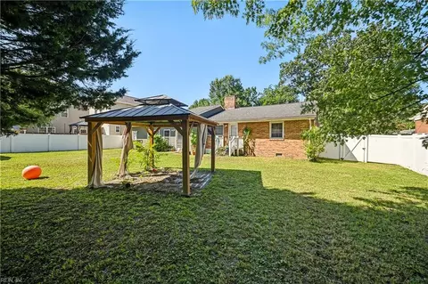 Exterior - 618 Smith St, Hampton, VA 23661 photo 4 of 6