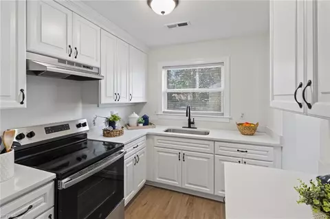 Kitchen - 208 Lowden Hunt Dr, Hampton, VA 23666 photo 3 of 4