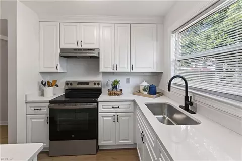 Kitchen - 208 Lowden Hunt Dr, Hampton, VA 23666 photo 1 of 4