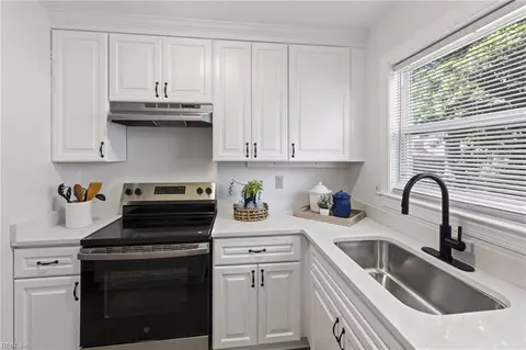 Kitchen - 208 Lowden Hunt Dr, Hampton, VA 23666 photo 2 of 4