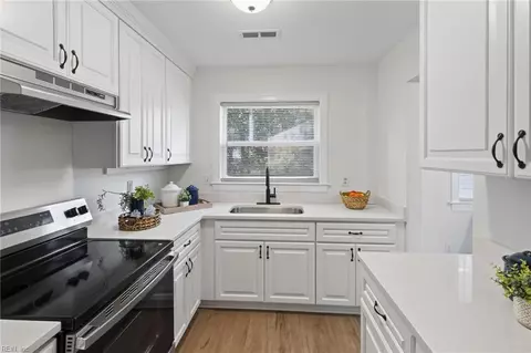 Kitchen - 208 Lowden Hunt Dr, Hampton, VA 23666 photo 4 of 4