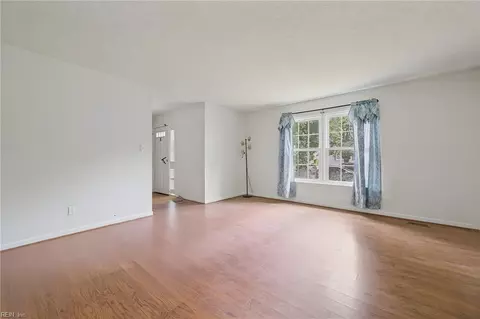Living - 27 Steeplechase Loop, Hampton, VA 23666 photo 2 of 4