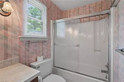 Bath - 47 W River Point Dr, Hampton, VA 23669 photo 6 of 7
