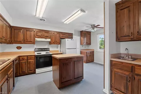 Kitchen - 47 W River Point Dr, Hampton, VA 23669 photo 1 of 4