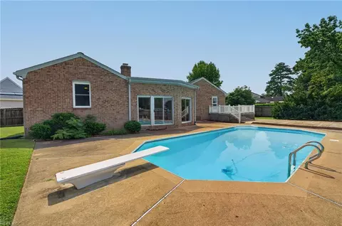 Exterior - 47 W River Point Dr, Hampton, VA 23669 photo 7 of 11