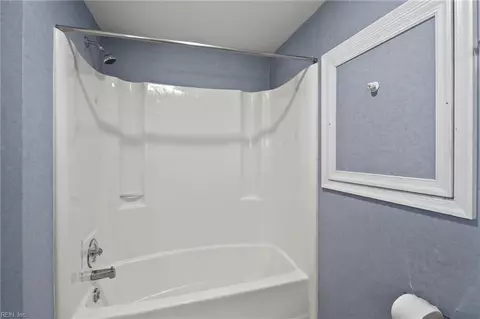 Bath - 47 W River Point Dr, Hampton, VA 23669 photo 3 of 7