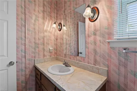 Bath - 47 W River Point Dr, Hampton, VA 23669 photo 7 of 7