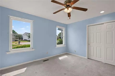 Bedroom - 47 W River Point Dr, Hampton, VA 23669 photo 4 of 5