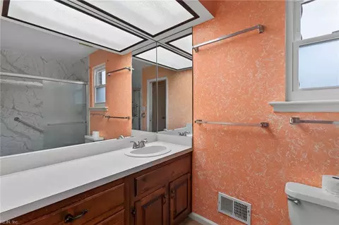 Bath - 47 W River Point Dr, Hampton, VA 23669 photo 4 of 7