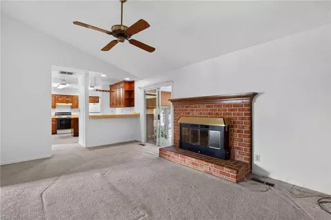 Living - 47 W River Point Dr, Hampton, VA 23669 photo 2 of 8