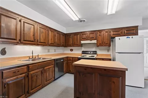 Kitchen - 47 W River Point Dr, Hampton, VA 23669 photo 2 of 4