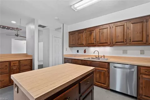 Kitchen - 47 W River Point Dr, Hampton, VA 23669 photo 4 of 4