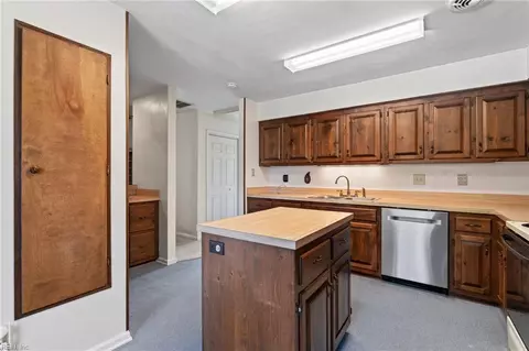 Kitchen - 47 W River Point Dr, Hampton, VA 23669 photo 3 of 4