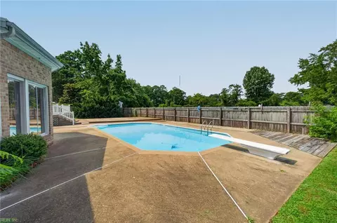 Exterior - 47 W River Point Dr, Hampton, VA 23669 photo 8 of 11