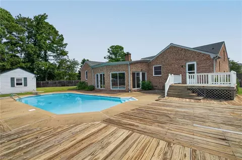 Exterior - 47 W River Point Dr, Hampton, VA 23669 photo 6 of 11