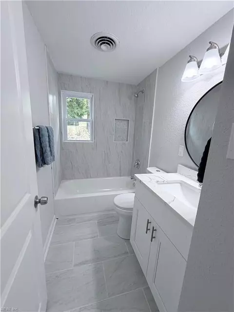 Bath - 419 Rogers Ave, Hampton, VA 23664 photo 3 of 5