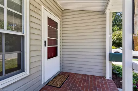 Exterior - 20 Magnolia Pl, Hampton, VA 23669 photo 3 of 11
