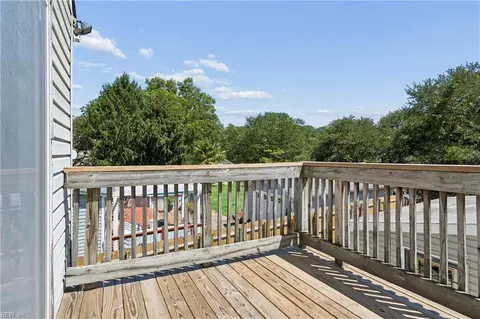 Exterior - 20 Magnolia Pl, Hampton, VA 23669 photo 5 of 11