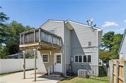 Exterior - 20 Magnolia Pl, Hampton, VA 23669 photo 8 of 11