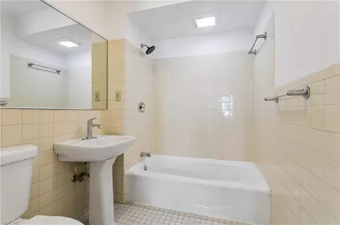 Bath - 20 Magnolia Pl, Hampton, VA 23669 photo 1 of 2