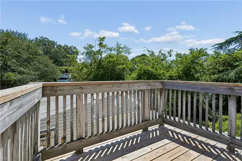 Exterior - 20 Magnolia Pl, Hampton, VA 23669 photo 6 of 11