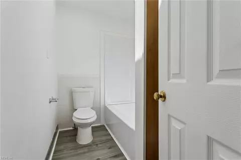 Bath - 20 Magnolia Pl, Hampton, VA 23669 photo 2 of 2