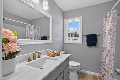 Bath - 1922 Beall Dr, Hampton, VA 23663 photo 1 of 5