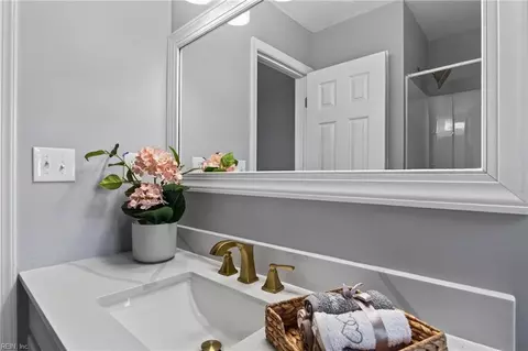 Bath - 1922 Beall Dr, Hampton, VA 23663 photo 2 of 5
