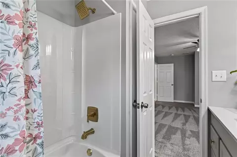 Bath - 1922 Beall Dr, Hampton, VA 23663 photo 3 of 5